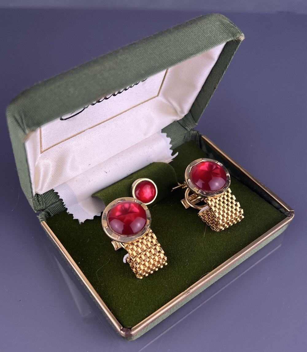Red Star Cabochon Wrap Around Cufflinks Tie Pin Gold Tone Carved Round NOS VTG